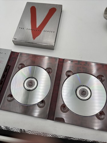 V: The Complete Series 3-Disc DVD Set 1984 2004 - Foto 9 di 16