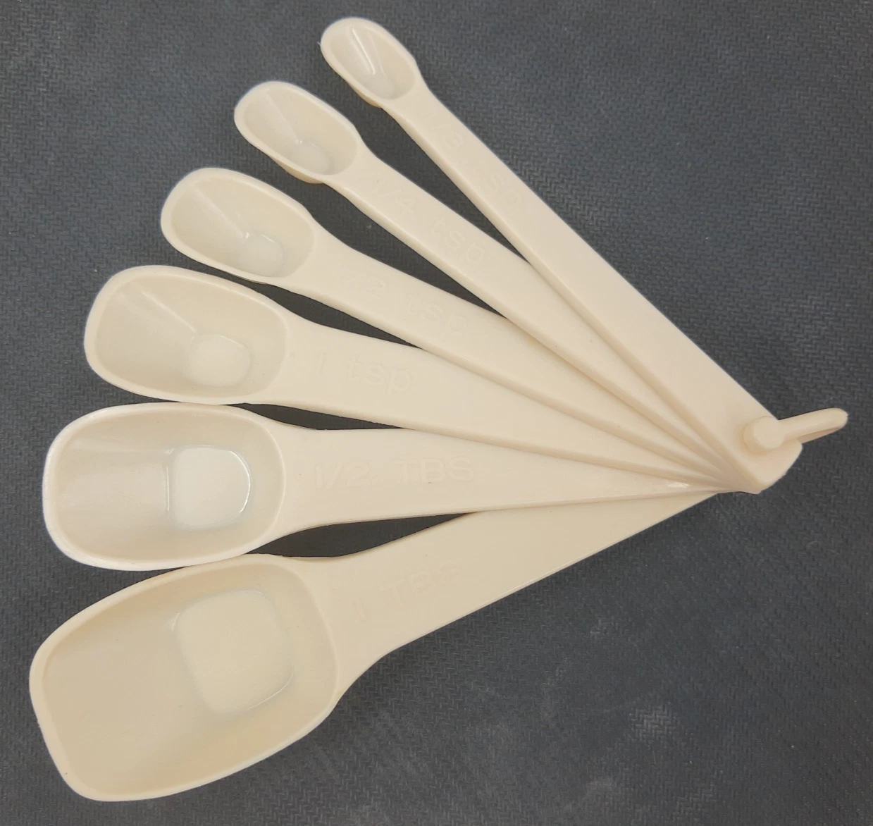 Tupperware Vintage Cream Nesting Measuring Spoons 6-Piece Set D-Ring 2231-2236