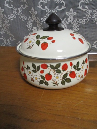 Sheffield Strawberries ‘N Cream Covered Saucepan Enamelware - 7.75" across - Picture 5 of 14