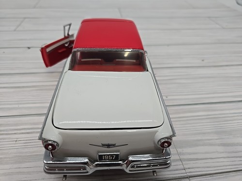 1:24 1957 Ford Fairlane 500 Skyliner Convertible Red White - Picture 9 of 16