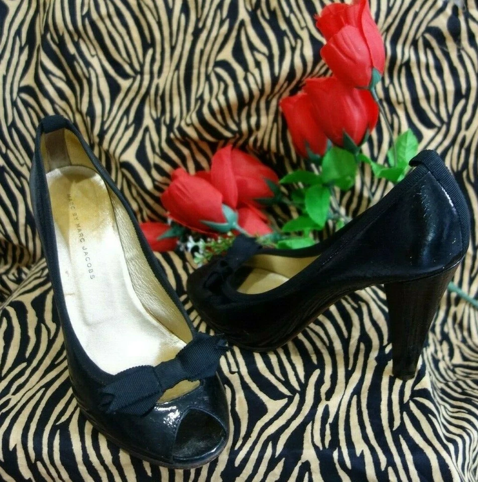 MARC BY MARC JACOBS  BLACK LEATHER GROSGRAIN BOW PEEP TOE  PUMPS 40 9/9.5 - Image 2 of 4