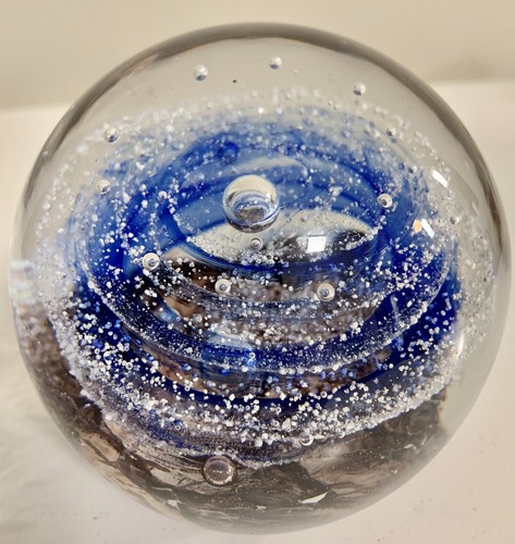 EXTRAORDINARY Handcrafted Blue Swirl Bubbles Art Glass PAPERWEIGHT 3.5”W - Afbeelding 1 van 5