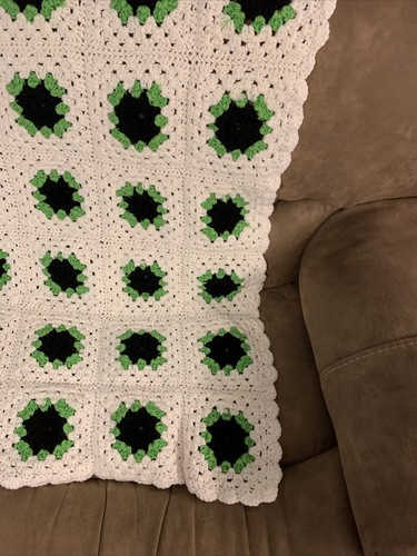 MANTA DE GANCHILLO HECHA A MANO afgana cuadrada abuela 44"x55" blanca negra verde de colección - Imagen 10 de 12