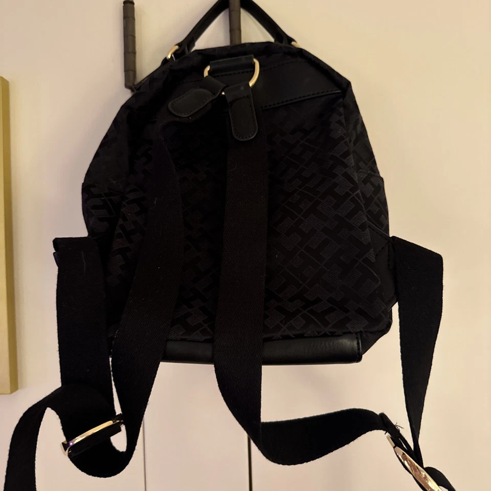 Tommy Hilfiger Mochila Pequeña Monograma Negra con Medallón NUEVA Foto 3 de 4