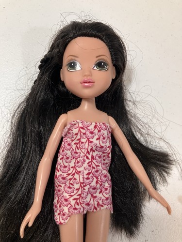 Moxie Girlz Doll Figure Brown Hair With Extra Shoes - Picture 2 of 6