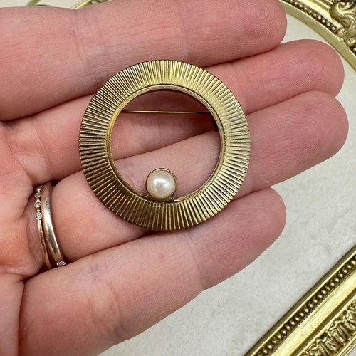 Vintage Gold Tone Circle Brooch with faux pearl pin gold brooch - Picture 3 of 6