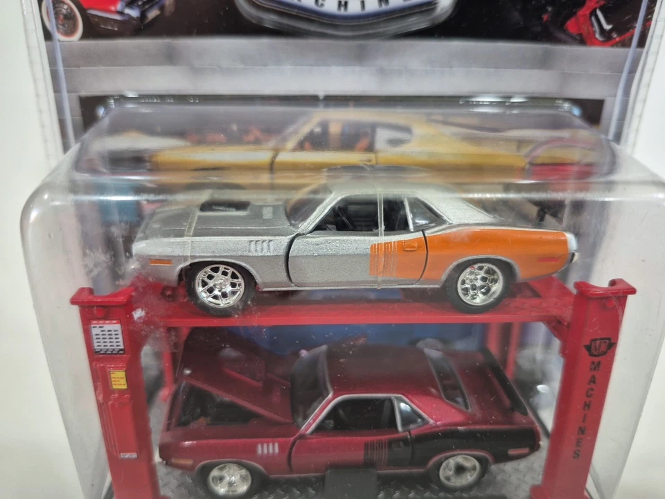 M2 Machine Auto-Lift 2 Pack 1971 Plymouth Hemi Cuda Silver Red Castline 2011 H16 - Image 4 of 4