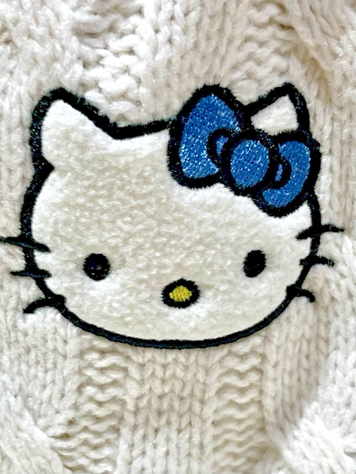 Bufanda tejida con cable Sanrio Hello Kitty & Friends Forever 21 con lazo azul de Hello Kitty Foto 2 de 4