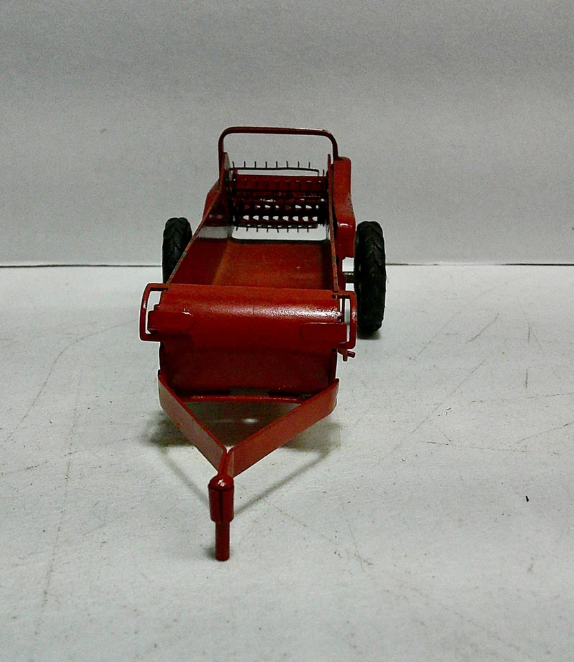 Vintage Tru-Scale manure spreader, yellow wheels. No box. - Image 3 of 4