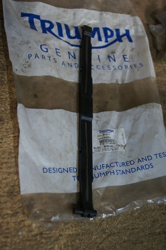 TRIUMPH GENUINE 675 DAYTONA STREET TRIPLE CAM CHAIN GUIDE FRONT T1140043 - Picture 1 of 2