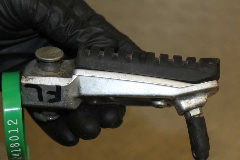 Kawasaki Ninja 250R Ex250J 2010 reposapiés delantero izquierdo clavija paso Foto 3 de 4