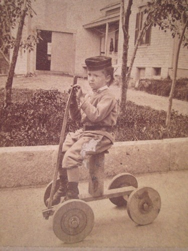 Stereoview de 1870, niño victoriano en coche de pedales de madera casero, estilo vagón posavasos - Imagen 5 de 5