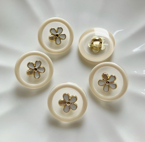 10pcs 18mm Ivory white resin plastic white daisy flower round shank buttons - Picture 2 of 3