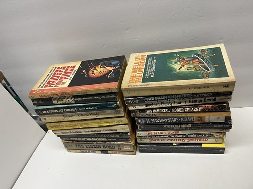 Paperback Book Lot Of 22 1950s-70s Le Guin Orwell H. G. Wells  SCI FI-FANTASY - Picture 1 of 12