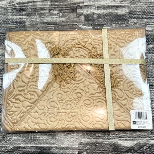Winter Holiday Place Weihnachten Tischläufer 14”x72” Gesteppt Gold mit Quaste NEU - Bild 3 von 4