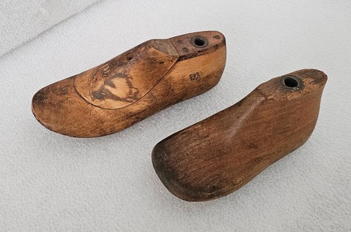 Antique Wooden Cobblers Primitive Child's Shoe Shape Lot of Two Size: 3½ and 6½ - Picture 2 of 9
