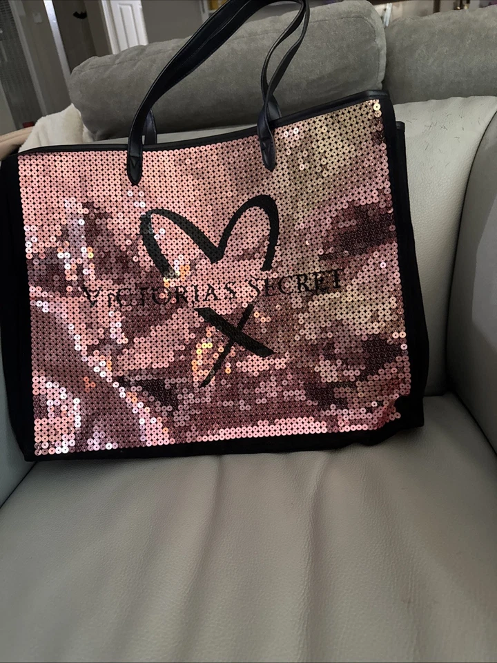 Bolso de mano rosa brillante para mujer Victoria Secret. El interior tiene pequeños bolsillos. Foto 2 de 3
