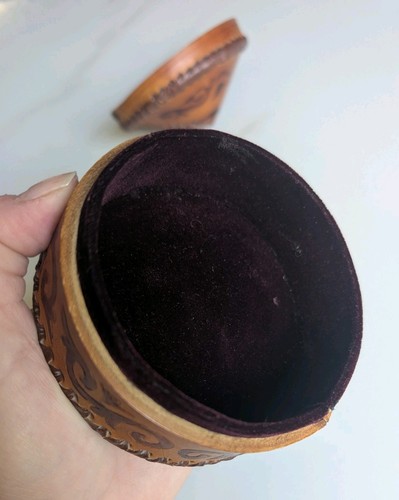 Handgefertigte runde Schmuckschatulle aus verziertem Leder lila Samt gefüttert 4 Zoll Mexiko Volkskunst - Bild 8 von 10