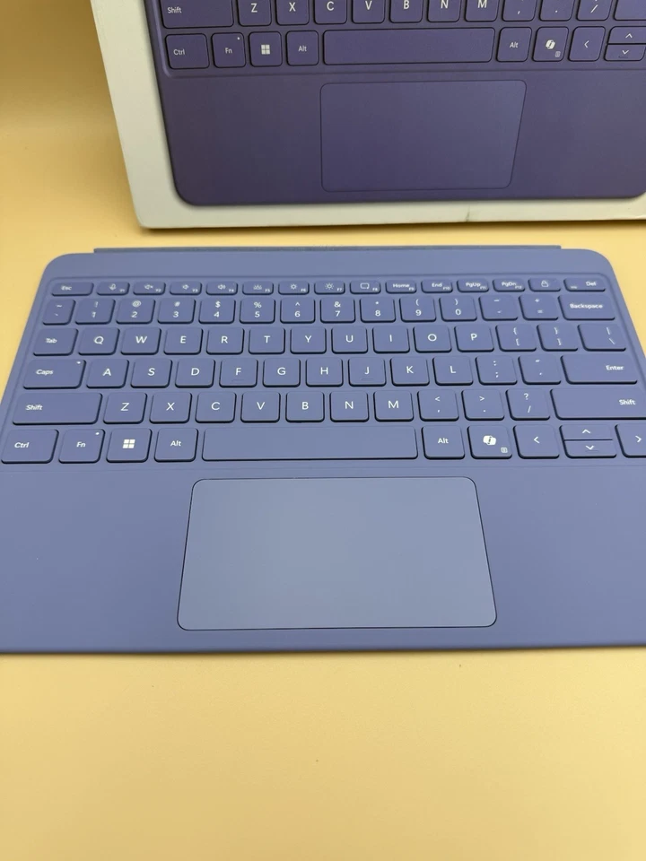 Teclado Microssoft Surface Pro de 12 pulgadas con bolígrafo delgado - Caja abierta violeta Foto 2 de 4