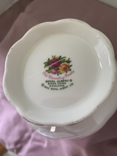 Royal Albert Bone China Old Country Roses Small Gold Rim Vase 5.25” Tall - Picture 4 of 4