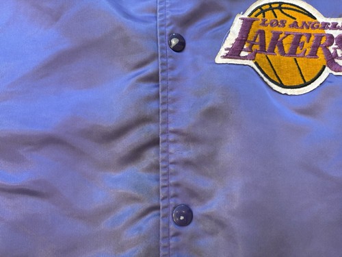 GIACCA RASO VINTAGE ANNI 90 NBA LA LAKERS LINEA GESSO SPELLOUT VIOLA TAGLIA L alta indossata - Foto 21 di 24