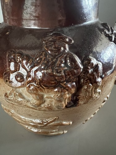 Antica brocca da caccia al cervo in gres smaltato sale con bori ubriachi, C 1810 - Foto 7 di 16