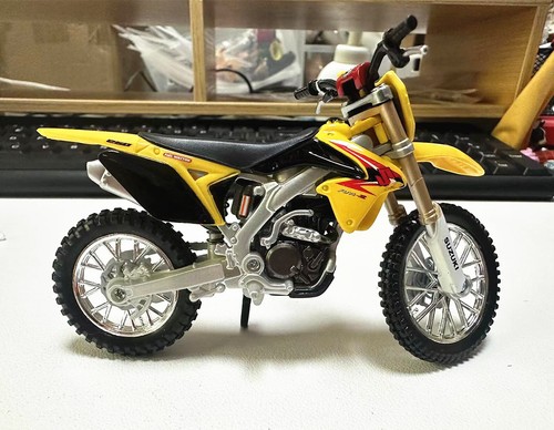 Bburago 1:18 Suzuki RMZ450 Motorcycle Bike Model New in box - Picture 3 of 5