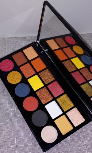 KleanColor Twinkly Love Eyeshadow Palette 18 shades - Picture 2 of 3