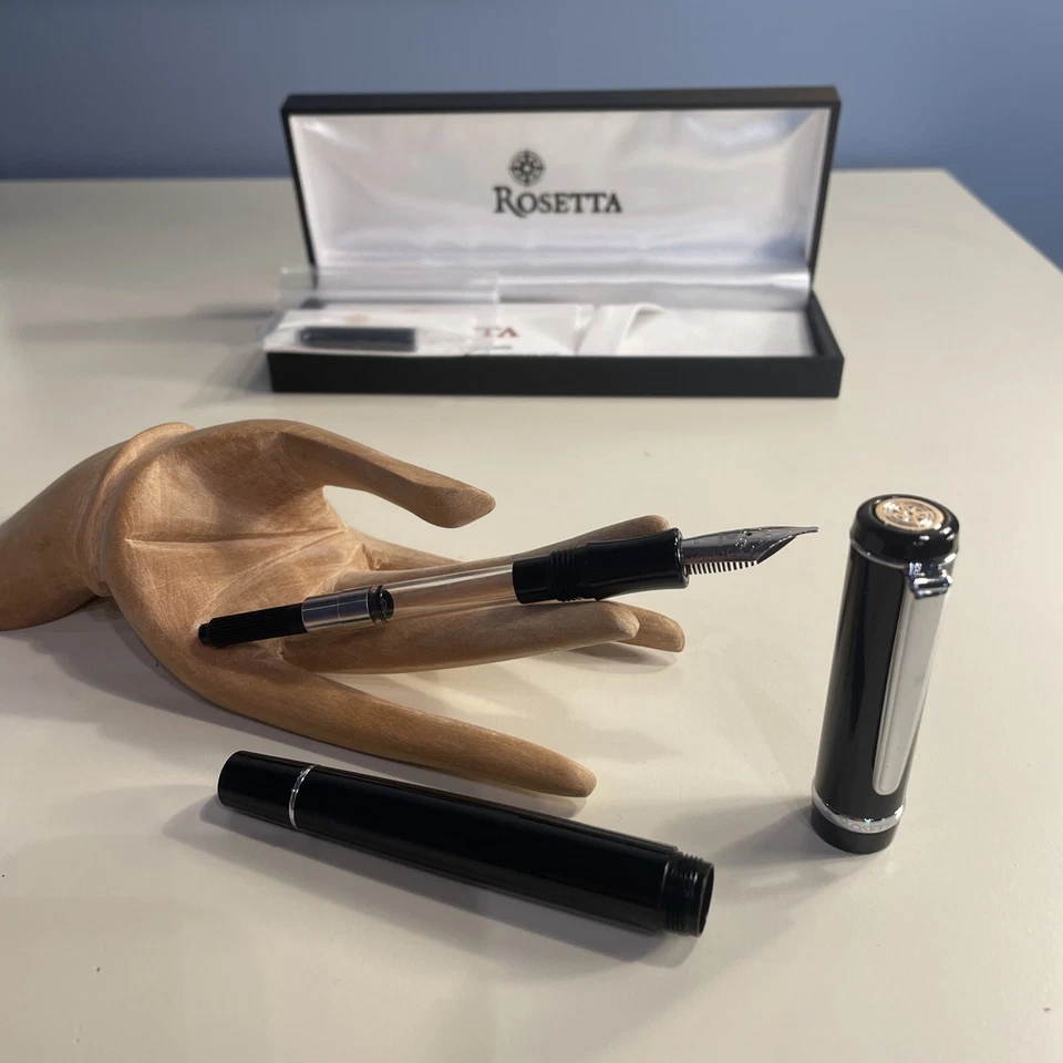 Pluma Estilográfica Rosetta Magellan - Negra + Borde Cromado + 1.1 Trozo Plumín Foto 3 de 4