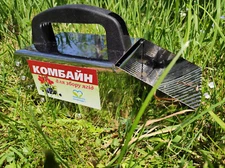 Metal Berry Picker with Metallic Comb for Fruit Harvesting Size Small