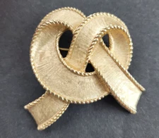 Vintage Crown Trifari Pretzel Knot Brooch Gold Tone READ