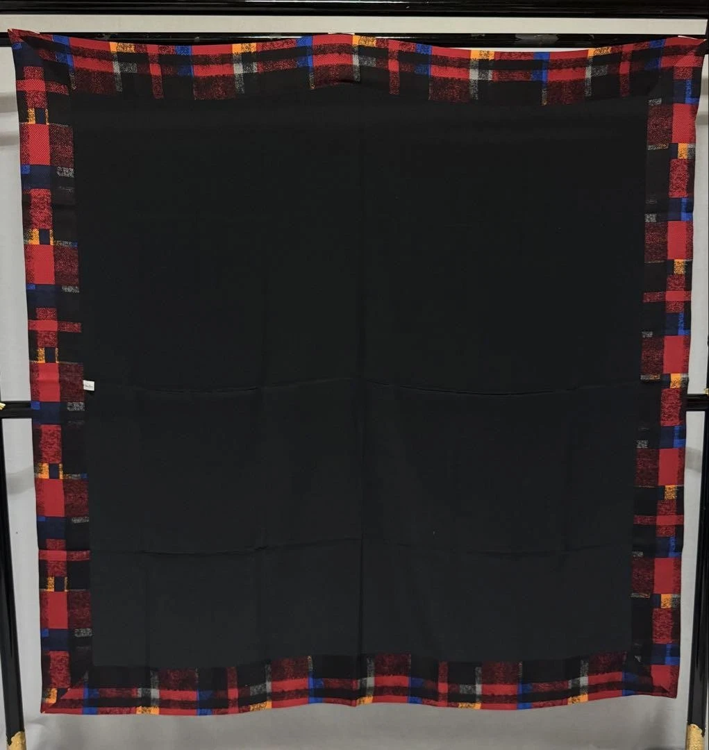 Christian Dior foulard en soie à carreaux noirs 128 cm élégant accessoire de mode unisexe