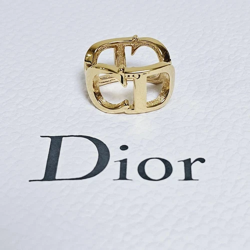 Bague écharpe dorée Dior logo CD 1,8 cm x 2,5 cm diamètre extérieur accessoire luxe