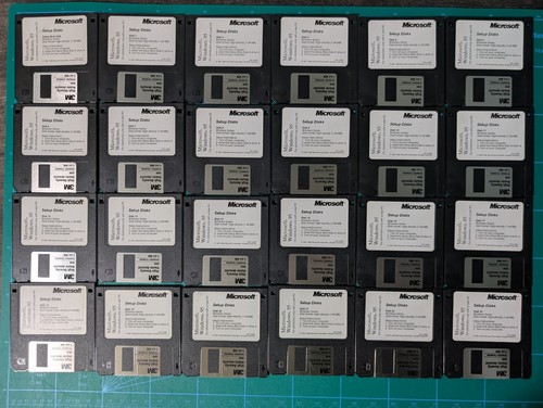 Microsoft Windows 95 3.5” Floppy Disk Set (31 Disks) + User Guide – Very Good - Afbeelding 2 van 3