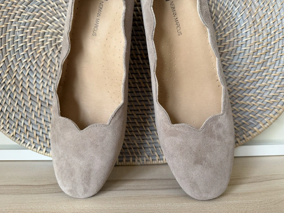 Nuevo NM Neiman Marcus Mujer 10M Beige Gamuza Vieira Ribete Zapatos de salón Foto 4 de 4