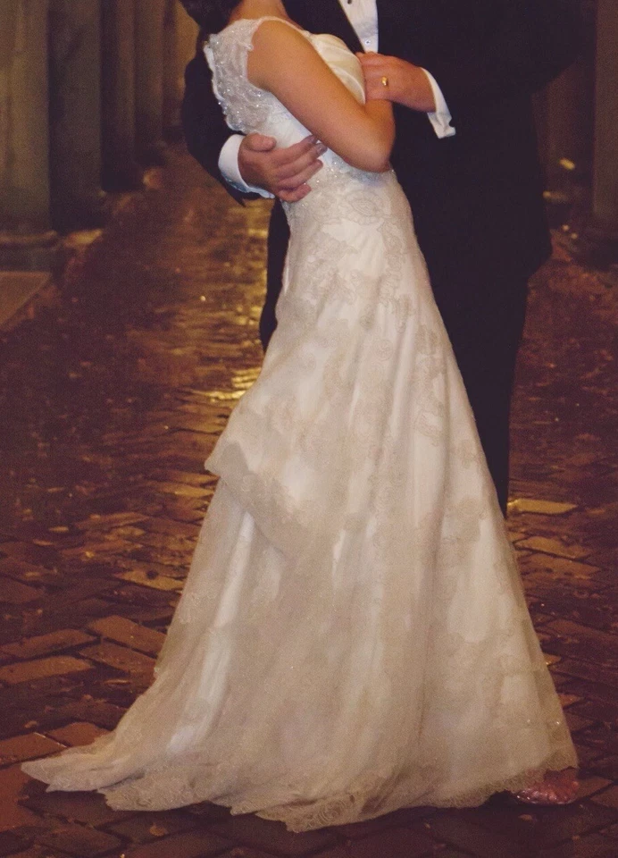 Vestido de novia Casablanca. Talla 2. Cuentas de encaje, satén y Swarovski. Foto 4 de 4