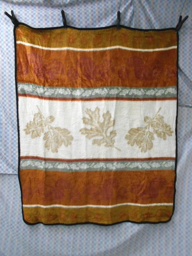 NEW FLEECE BLANKET WITH LEAF PATTERN SUPER SOFT 76" X 62" - Bild 3 von 3