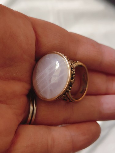 Anillo vintage de cuarzo rosa con piedras preciosas de diseñador para fiesta de cóctel. Intrincada banda dorada - Imagen 6 de 12