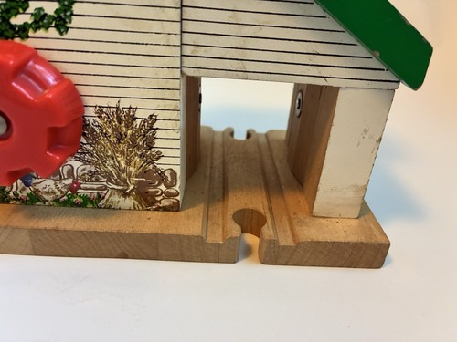 Thomas and Friends Ferrovia in Legno Sodor Grain & Feed Edificio Ottime Condizioni Funzionante - Foto 4 di 14
