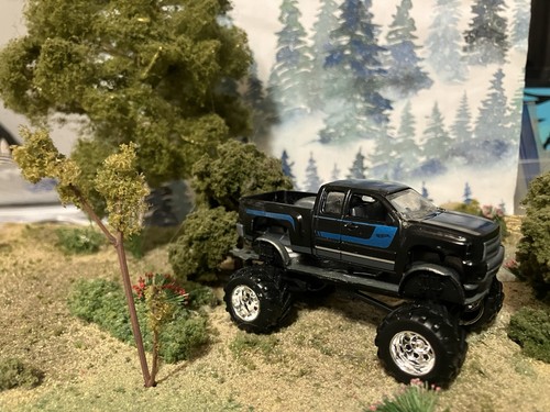 1:64 JADA 2003 Ford Excursion CUSTOM :Lifted With 22 mm Outlaw Rims - Picture 8 of 10