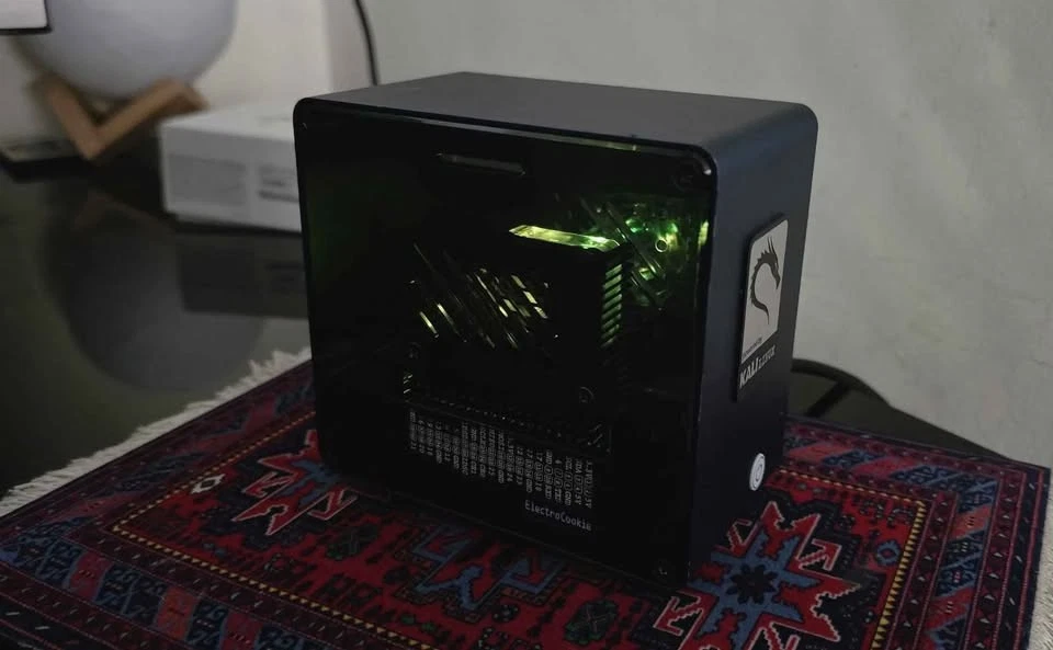 **OFFLINE AI** Raspberry Pi 5 Mini Teclado Monitor de Escritorio Mini Torre Personalizada Foto 2 de 4