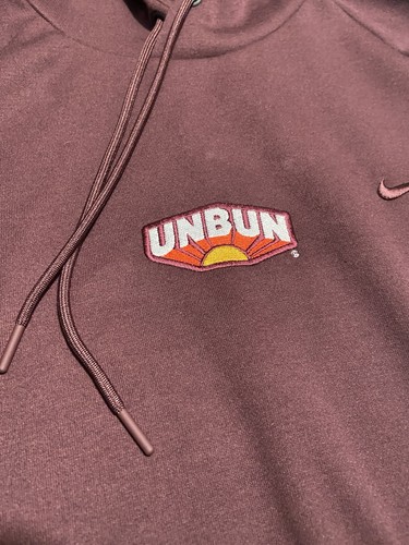 Nuevo con etiquetas Para hombres Nike Primary Polar UV Pullover Sudadera con Capucha con Parche UNBUN Granate Talla XL - Imagen 2 de 10