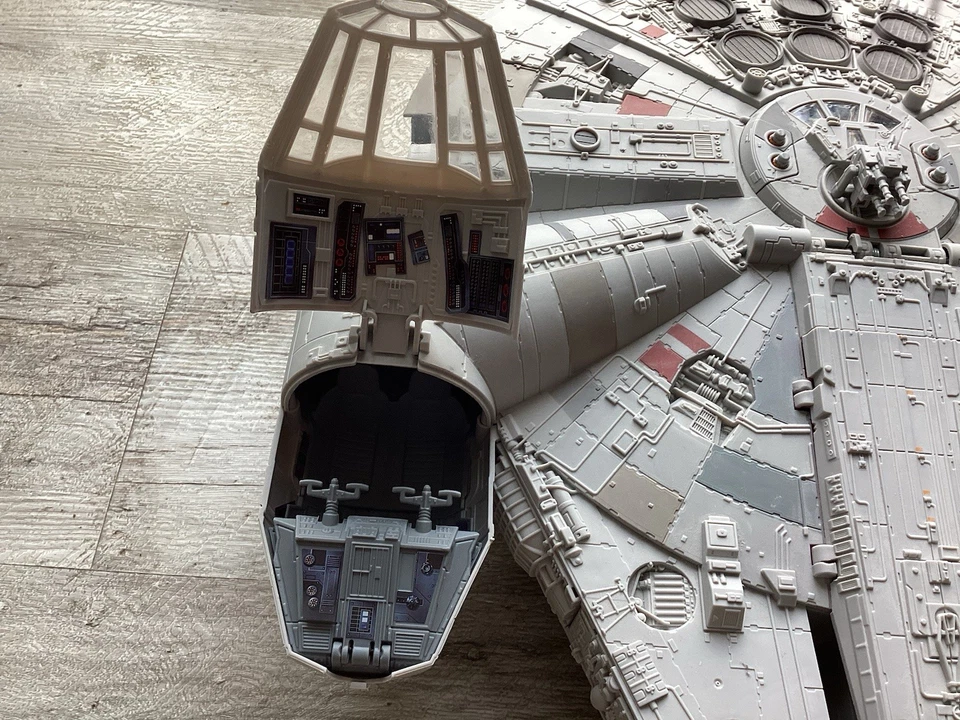 Star Wars Hasbro The Force Awakens Millenium Falcon Rasender Falke / Mit Figuren - Bild 3 von 4