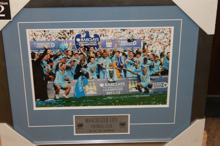 Manchester City sin firmar celebración 8x12 Foto Enmarcada Manchester City sin firmar celebración 8x12 Foto Enmarcada