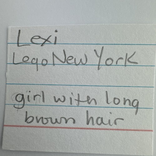 Lego Lexi New York Minifigur mit Basis Mädchen mit langen braunen Haaren - Bild 8 von 9