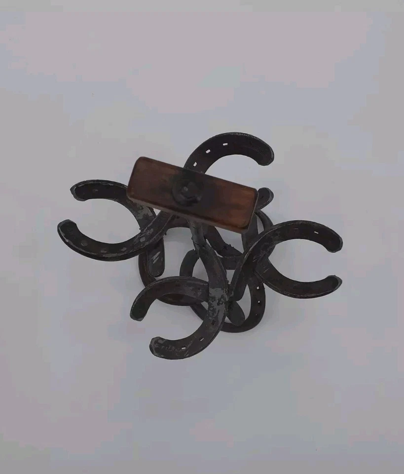 Exclusivo suporte de copo de vinho para sapato de cavalo soldado - Decoração rústica feita à mão com álcool - Imagem 3 de 4