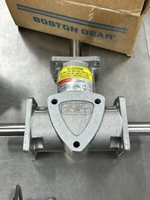NEW VERY CLEAN BOSTON GEAR SPIRAL MITER RIGHT ANGLE GEAR BOX RA1032  2:1 RATIO