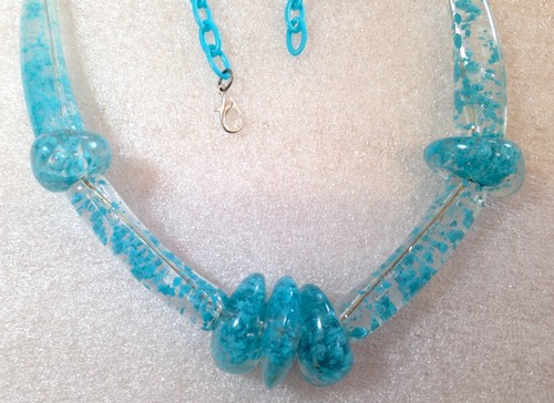 Collar de cuentas enormes de plástico turquesa estilo vintage - Imagen 2 de 3
