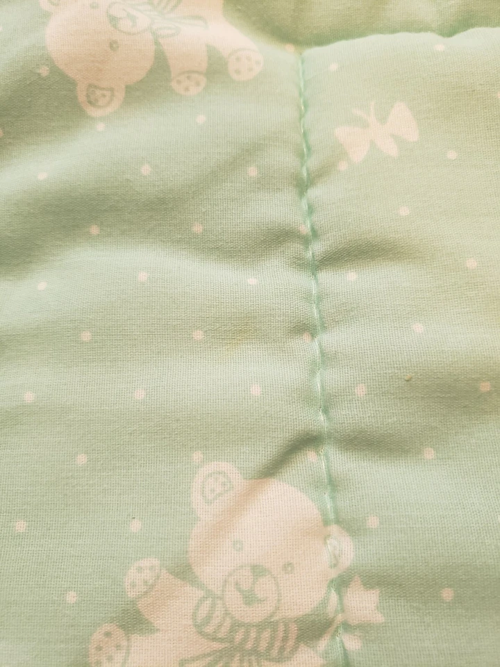 Edredón infantil vintage años 90 verde menta con osos de peluche blancos lunares Foto 4 de 4