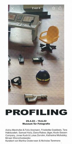 Tarjeta de invitación/Invitation Card: Profiling. Museo de Fotografía Berlín 2022. - Imagen 1 de 2